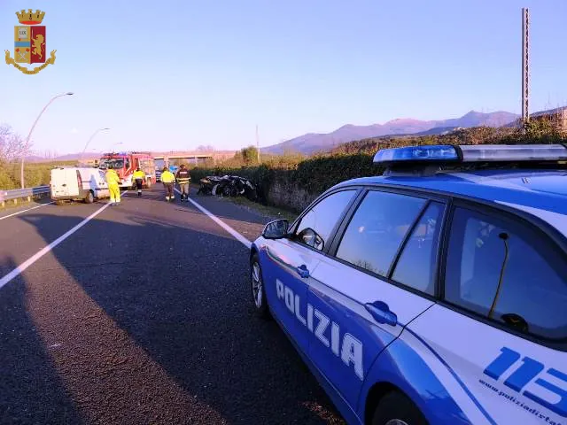 Sequestra nel furgone l’ex e il figlio di 3 anni, poi lancia in una scarpata: orrore in autostrada