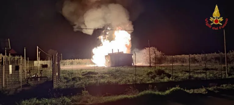 Esplosione nella notte, comprensorio senza gas: cabina inghiottita dal fuoco. VIDEO