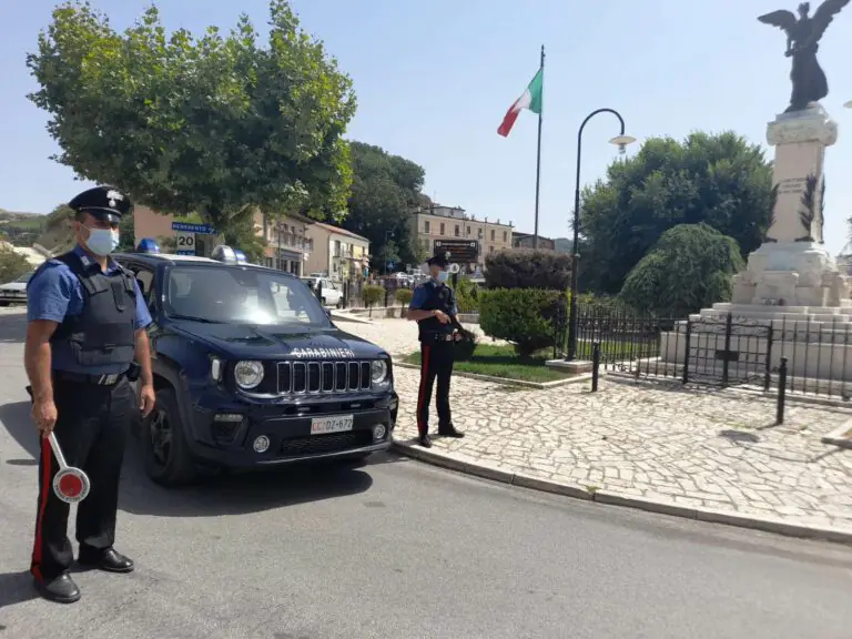 Mette a lavorare operaio fantasma nel cantiere del campo sportivo