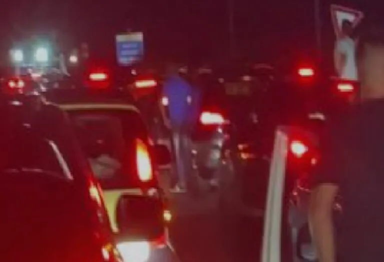 Pullman con passeggeri finisce contro camion, bilancio choc sulla Statale