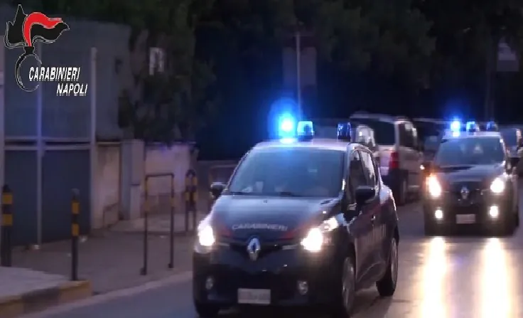 Lo minacciano a casa e sul lavoro per avere il pizzo, 2 arresti nel clan