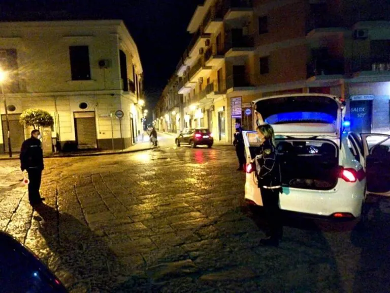Controlli nella movida, blitz nei locali: sequestrate due auto