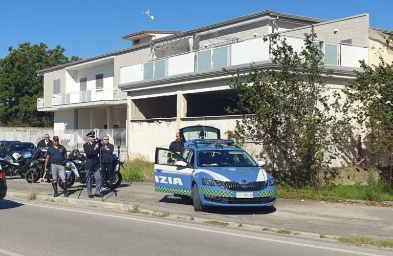 Blitz della polizia in 3 città, 15 nei guai