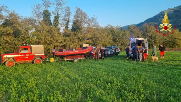 Si getta nel fiume per salvare il cane e rischiano di annegare entrambi. Ecco chi è il cacciatore