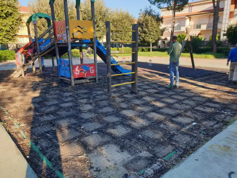 Al via i lavori di ripristino delle giostrine di Piazza degli Artisti