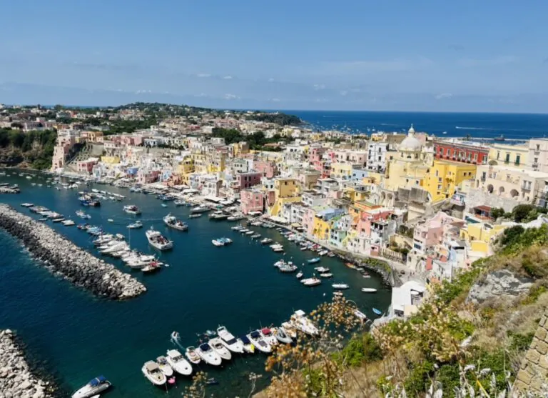 Procida 2022, l’isola che non “isola”