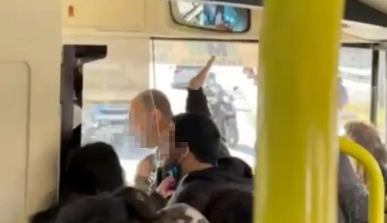 Autista del bus aggredito da giovani: centrato alla testa con uno smartphone