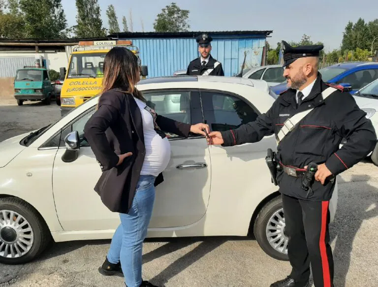 Rubano 500 a donna incinta, carabinieri la trovano in carrozzeria e la restituiscono