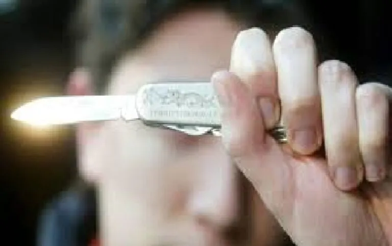 Annebbiato dall’alcol si scaglia col coltello contro madre e compagna