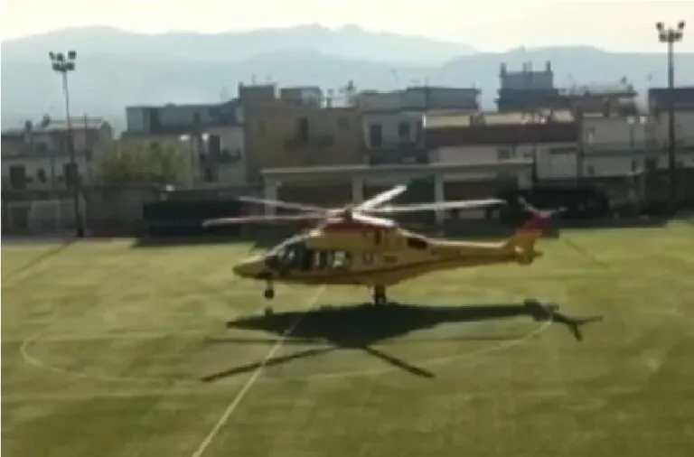 Stramazza in chiesa, portata via in elicottero: sospesa partita di calcio