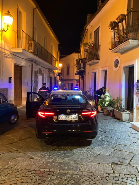 Sconosciuto la palpeggia, fidanzato reagisce e lo manda ko