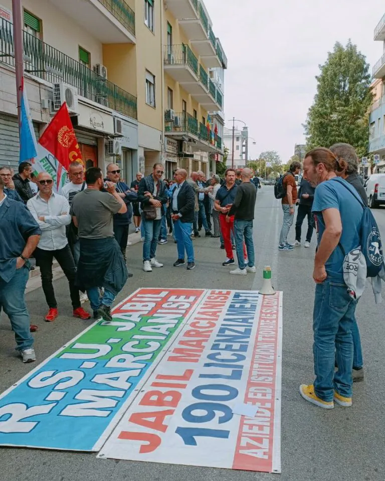 Jabil ritira i licenziamenti, svolta decisiva dopo vertice. Sindacati cauti