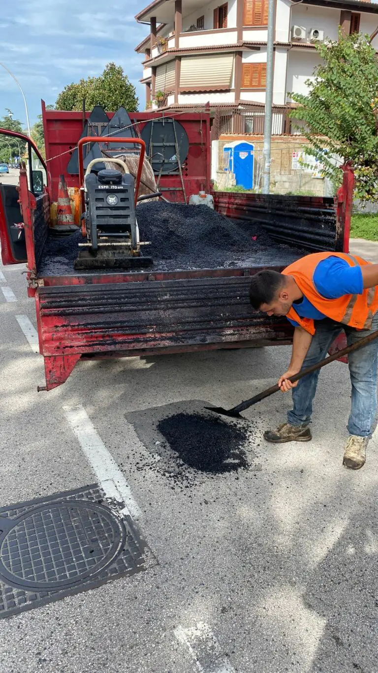 Buche, la consigliera Funaro: “Lavori già in più di 20 strade grazie all’assessore Marzo”