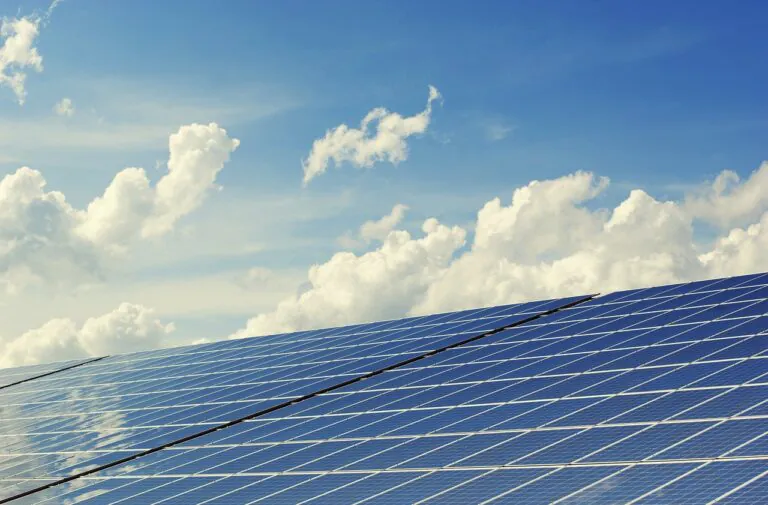 Alimentare gli elettrodomestici con il sole: come funzionano i pannelli solari con accumulo