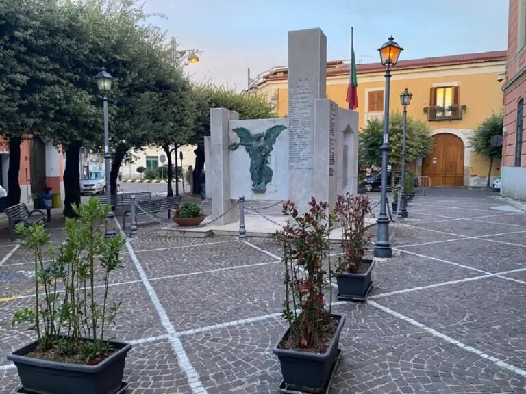 Piazza Municipio diventa isola pedonale