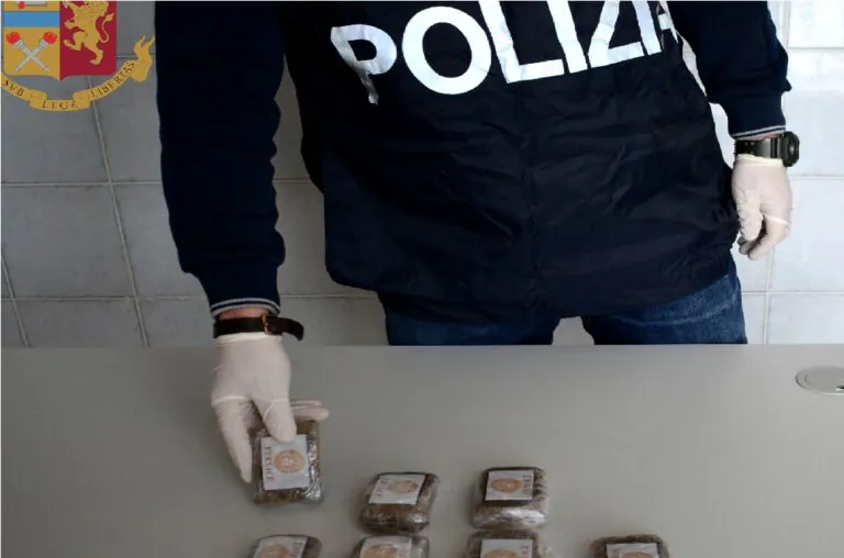 Inseguimento in A1, corriere della droga preso con 52 chili di hashish