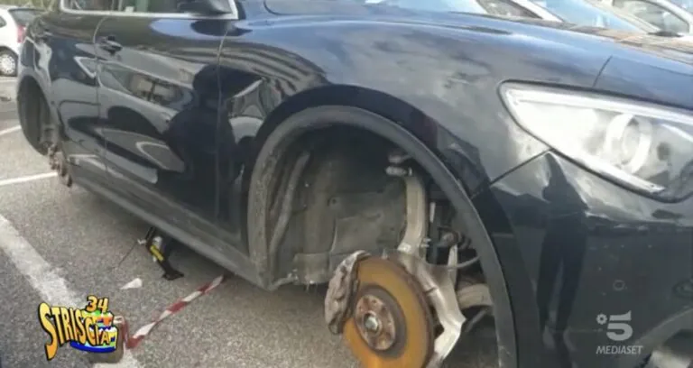 Scoperta officina per smontare auto rubate: 2 arresti