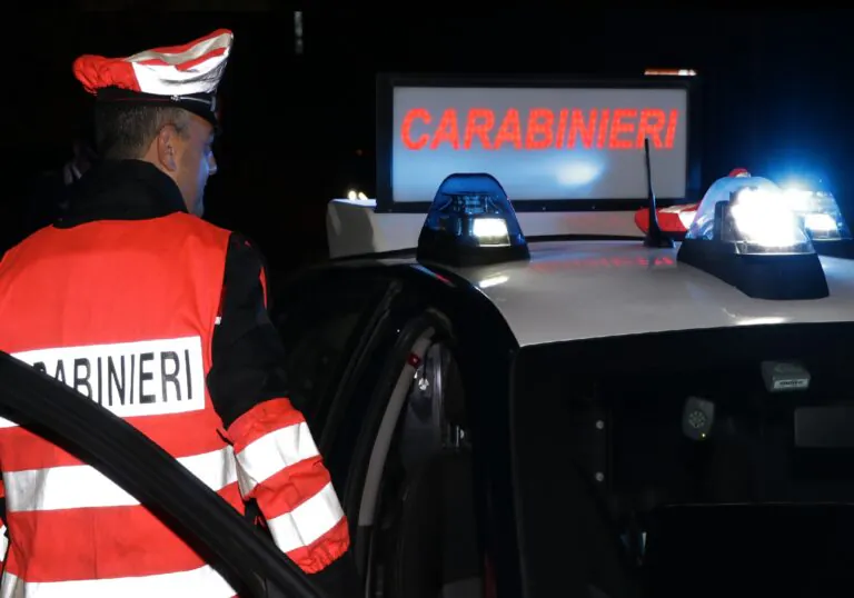 Chiama i carabinieri per annunciare l’omicidio del sindaco: lo trovano armato ed in viaggio