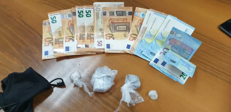 Irruzione nelle palazzine, 2 nei guai: coca era in camera da letto