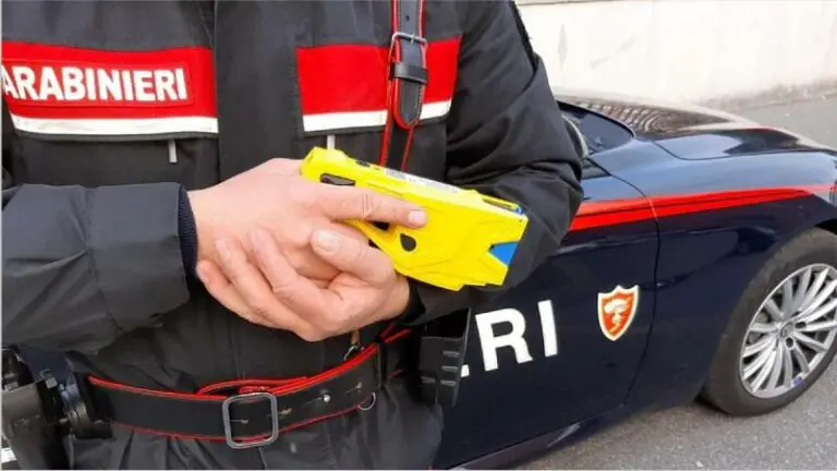 Uomo in stato di alterazione fermato dai carabinieri con il taser