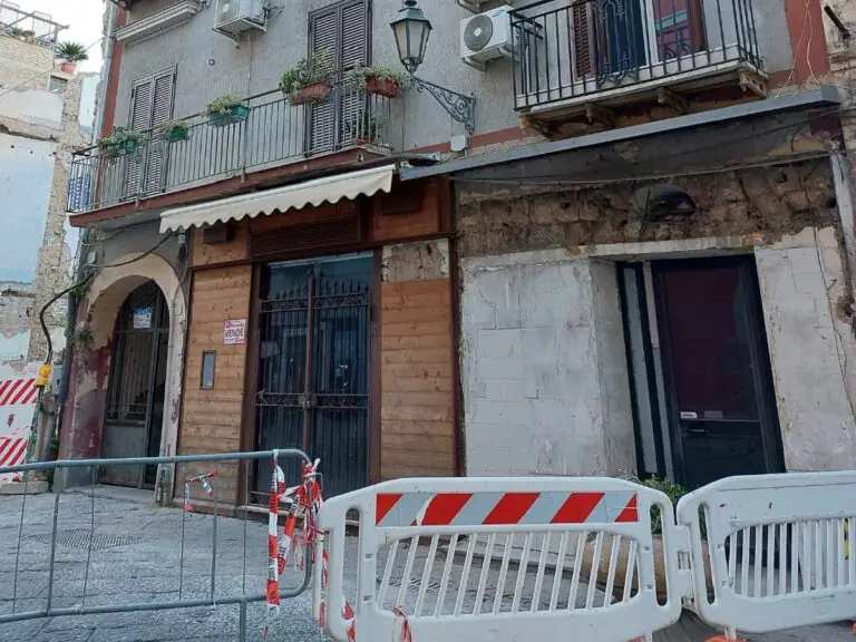 Palazzo pericolante in via San Carlo: partiti i lavori di messa in sicurezza