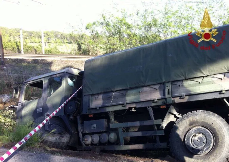 Choc in A1, mezzo dell’Esercito si scontra con un camion