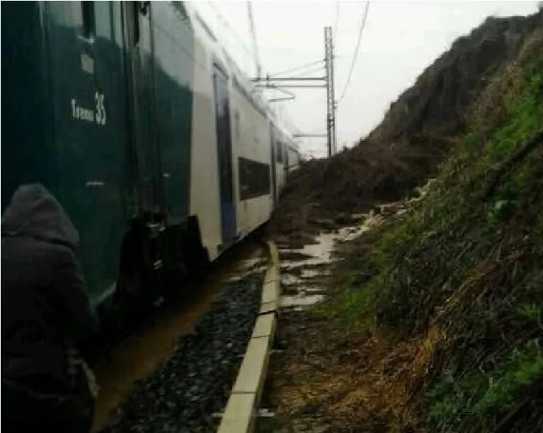 Frana nel Casertano, treni bloccati: torna l’incubo maltempo