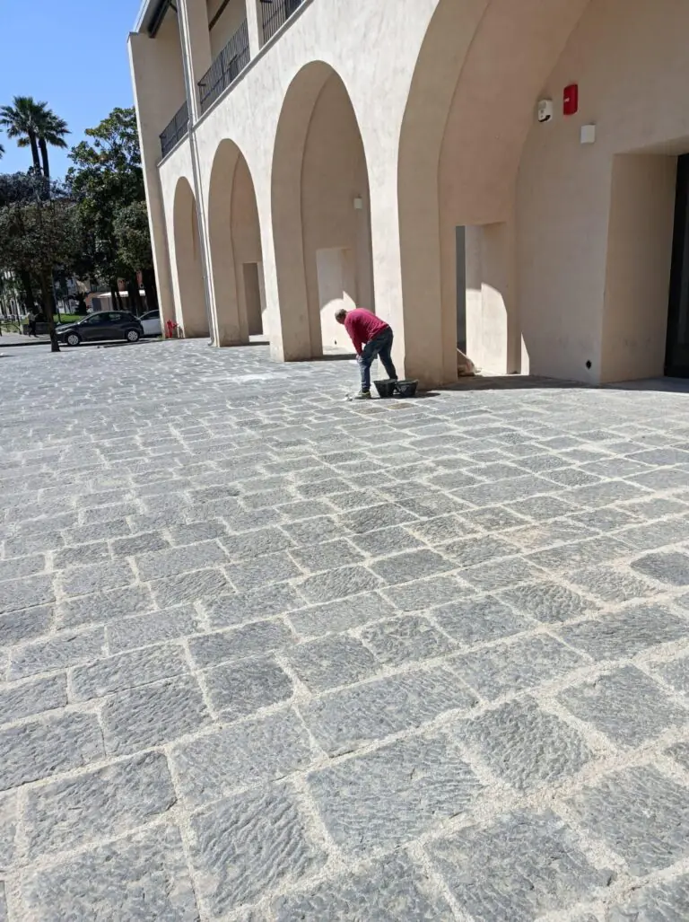 Ennesimo raid vandalico nello storico palazzo