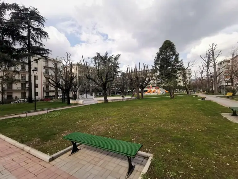 Villetta Padre Pio nel degrado: escrementi, rifiuti e vandalismi nell’area giochi