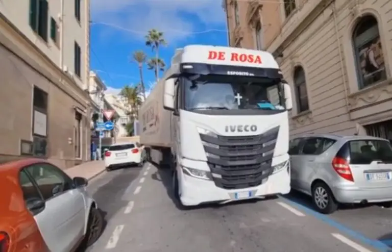 Resta incastrato tir proveniente dal Casertano: stava trasportando scenografia di ‘Sanremo Giovani’