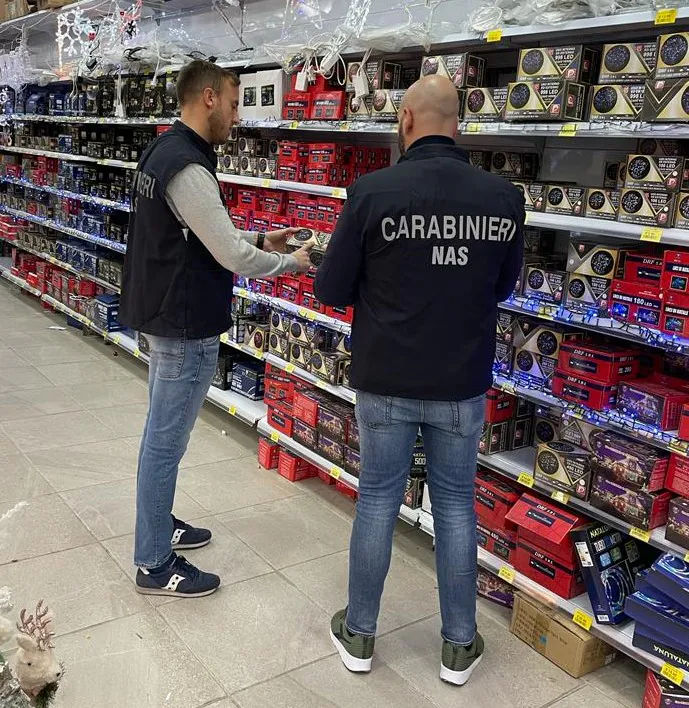 Nas in 70 attività, requisito cenone delle Feste: tolti dal mercato 5 quintali di dolci
