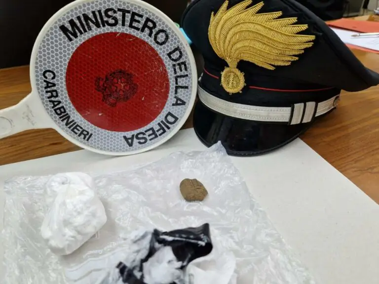 Cocaina e hashish nell’armadio della camera da letto: arresto dopo blitz