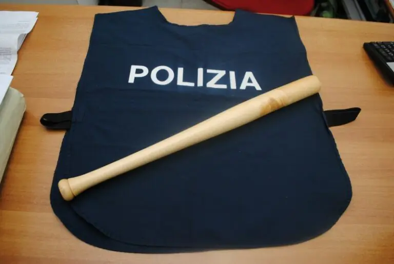 Scappa alla polizia, lo trovano con droga e mazza da baseball