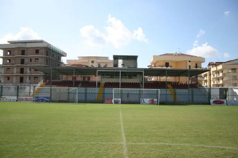 Ladri scatenati, assalto allo stadio: danni rilevanti