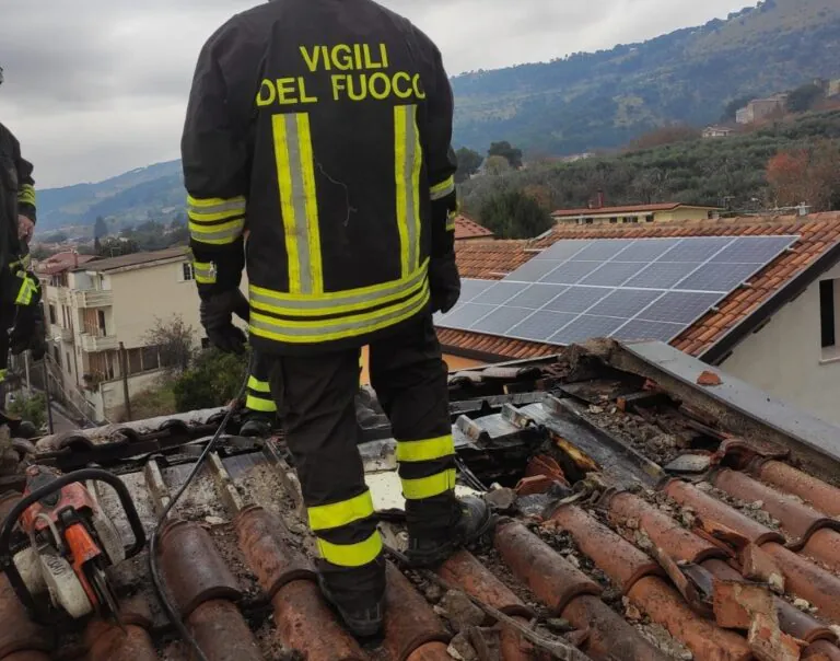 Edificio pericolante, sgomberato il piano terra
