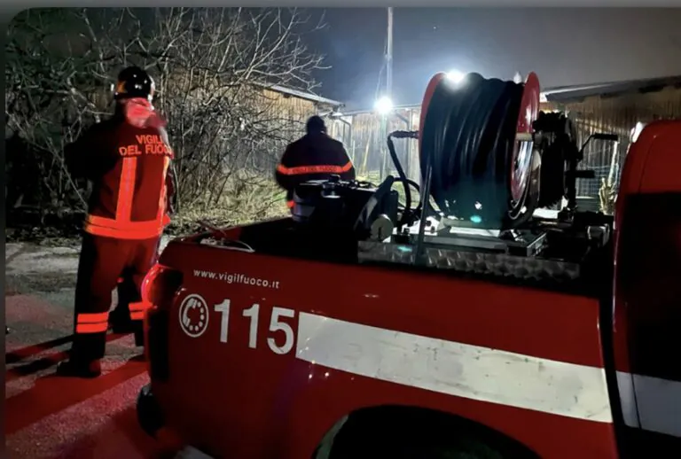 Casa avvolta dalle fiamme, famiglia scappa dalla finestra