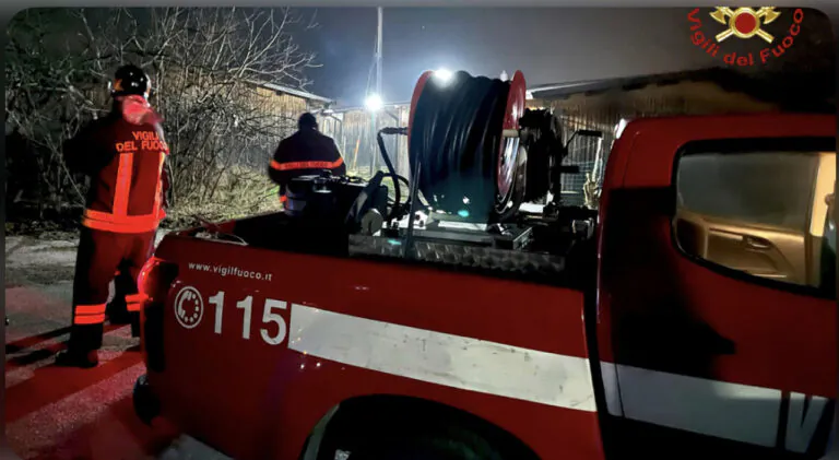 A fuoco palazzina di quattro piani, ferito vigile del fuoco