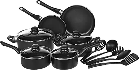 Regali natalizi per la casa: batteria da cucina Amazon Basics a ottimo prezzo