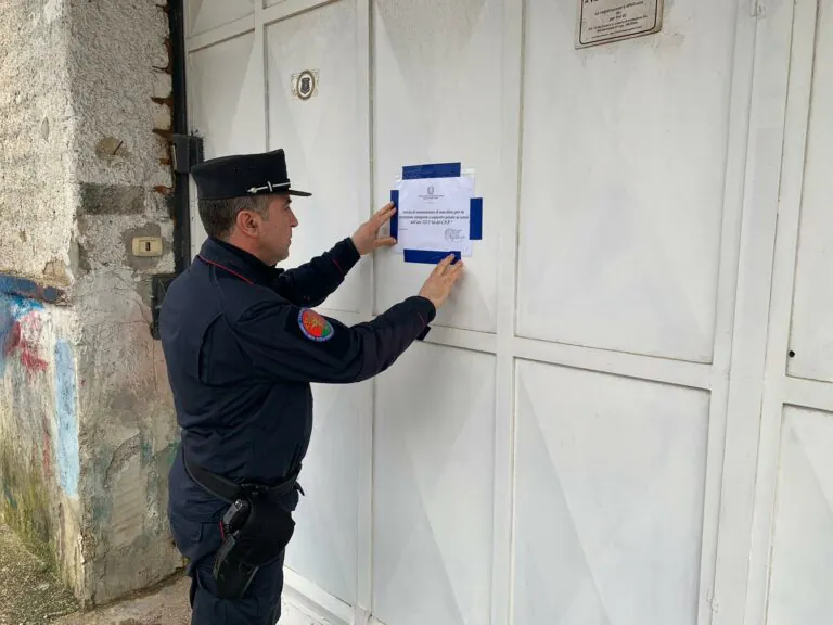 Blitz dei militari, ruspe pronte a demolire deposito e fabbricati industriali