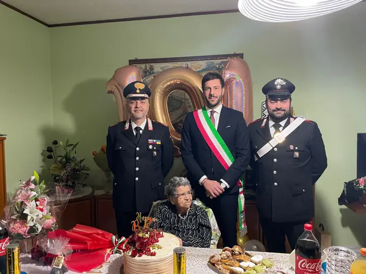 Compie 101 anni: la sorpresa dei carabinieri e del sindaco