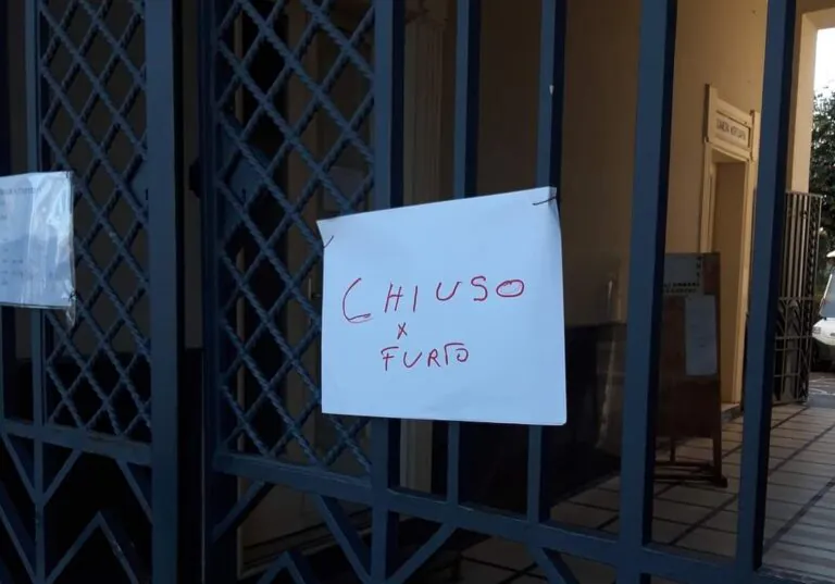 Vergogna! Cimitero chiuso per furto dopo ultimo raid: “L’hanno devastato”