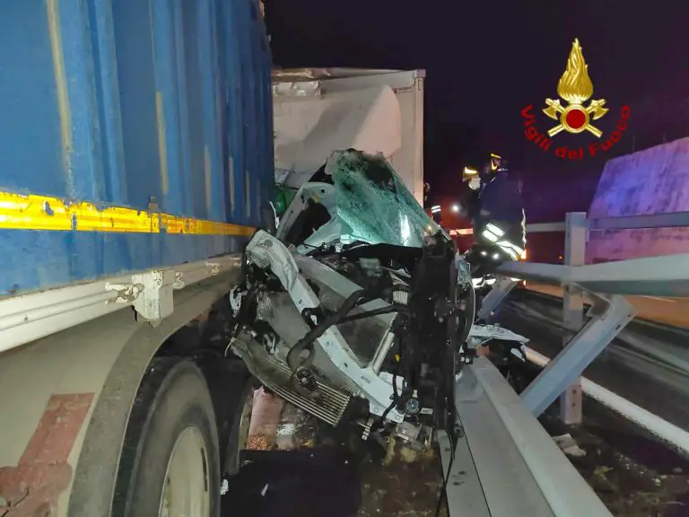 Tamponamento tra camion, autostrada chiusa: conducente intrappolato per un’ora
