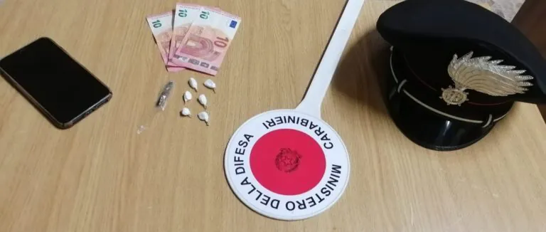 Vanno per arrestarlo e lui lancia coca dalla finestra