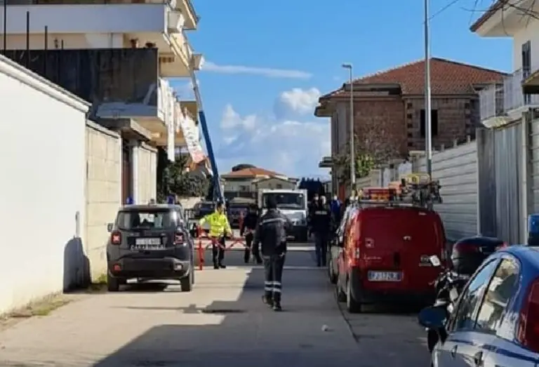 Ruspe in azione, abbattuto immobile abusivo con 2 famiglie. Rabbia contro sindaco. FOTO