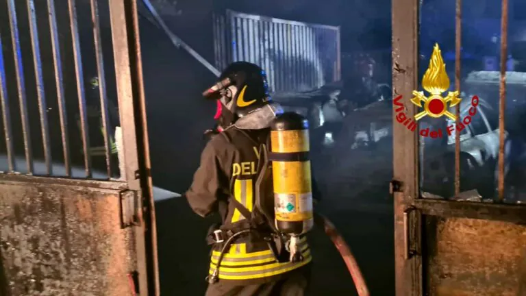 Dà fuoco a casa e donna resta ustionata, scoperto grazie a un video