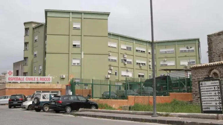 Ospedale lo dimette, torna a casa e muore al secondo ricovero: aperta inchiesta