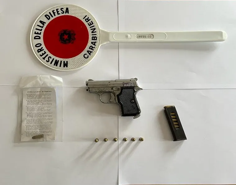 Carabinieri intervengono per lite coniugale e trovano pistola illegale nell’armadio: “Mi minacciava così”. FOTO
