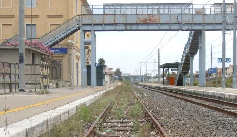 Prova a lanciarsi contro treno in corsa, caos alla stazione