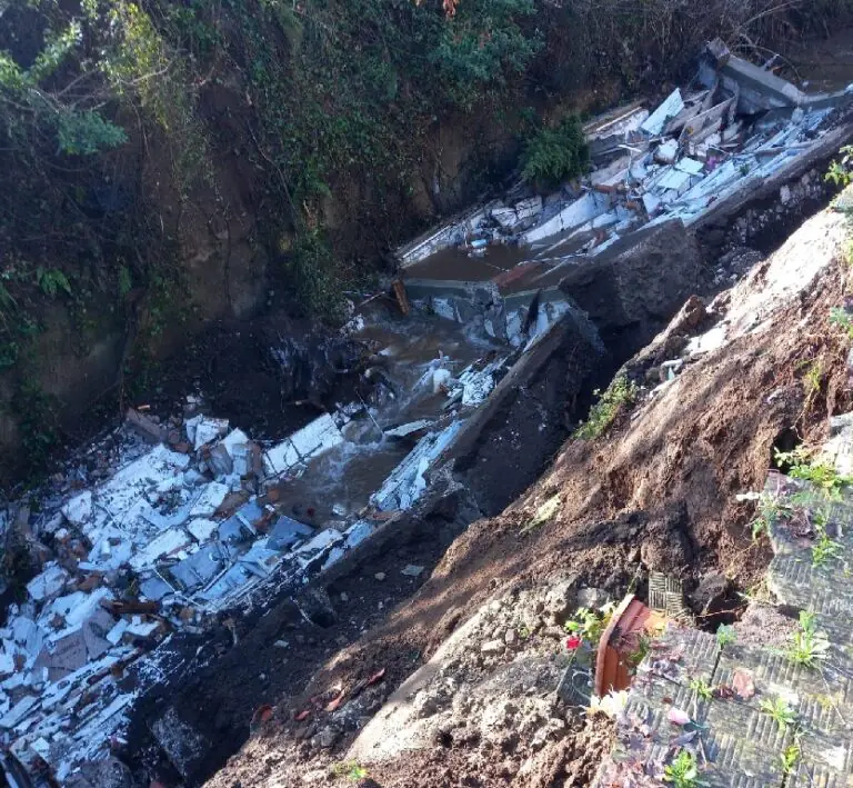 Crollo choc nel cimitero, vengono giù 300 bare: feretri dispersi nel vallone