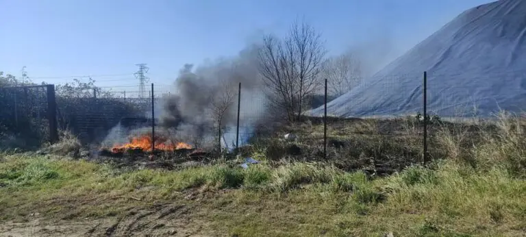 Fiamme sul panettone di rifiuti, paura in campagna